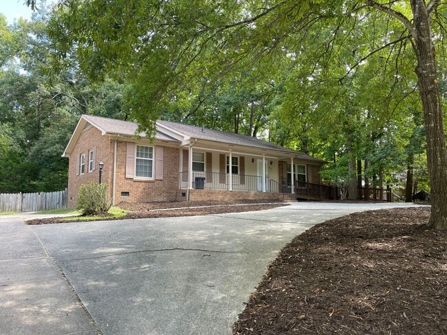 Building Photo - Spacious 3br house with fenced back yard, ...
