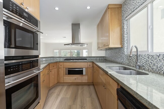 Foto del edificio - 11925 Mayfield Ave