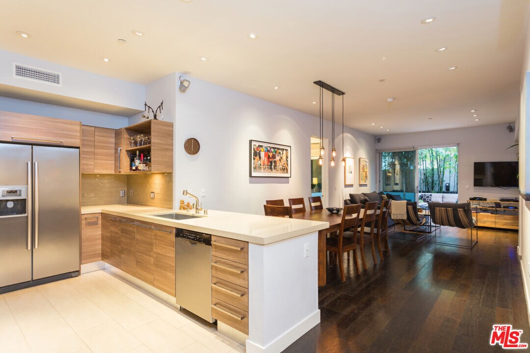 Foto principal - 855 N Croft Ave