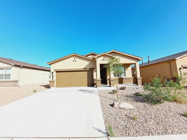 Foto del edificio - MOVE IN SPECIAL 1/2 off 1st months rent! 3...