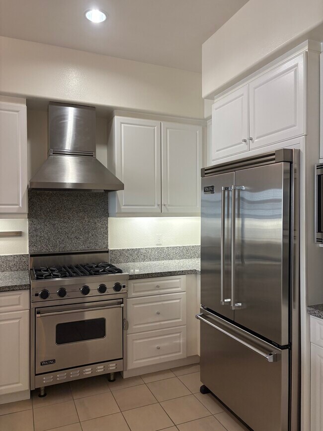 Kitchen - 4050 Glencoe Ave
