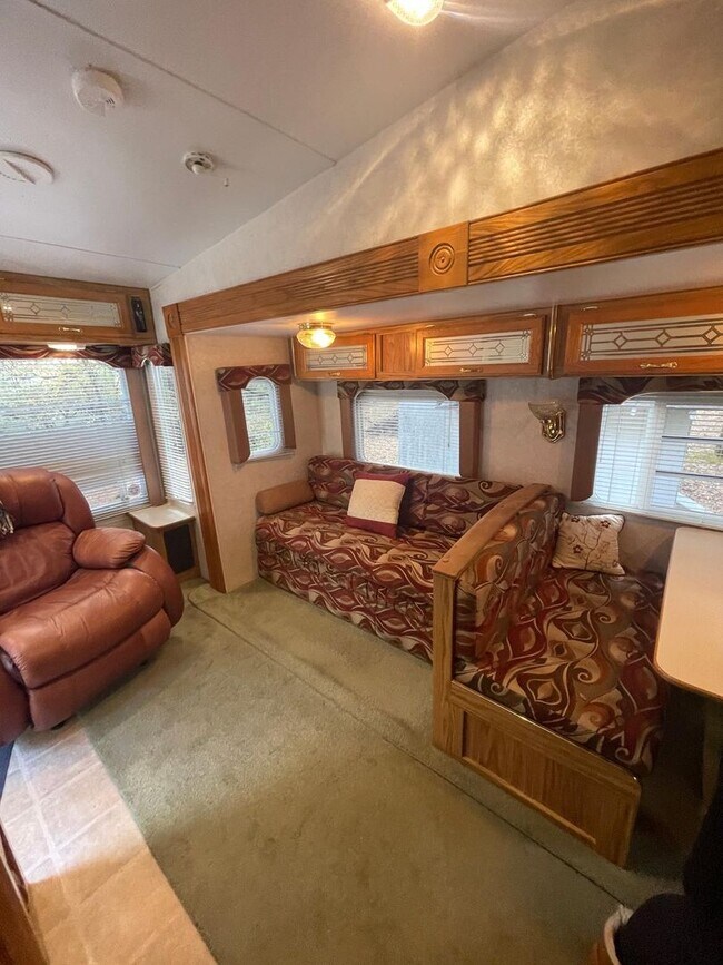 Foto del edificio - Two Level Trailer on 40 Shared Acres!