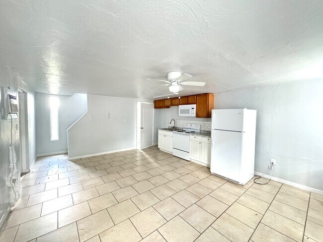 Building Photo - 1419 10th St W