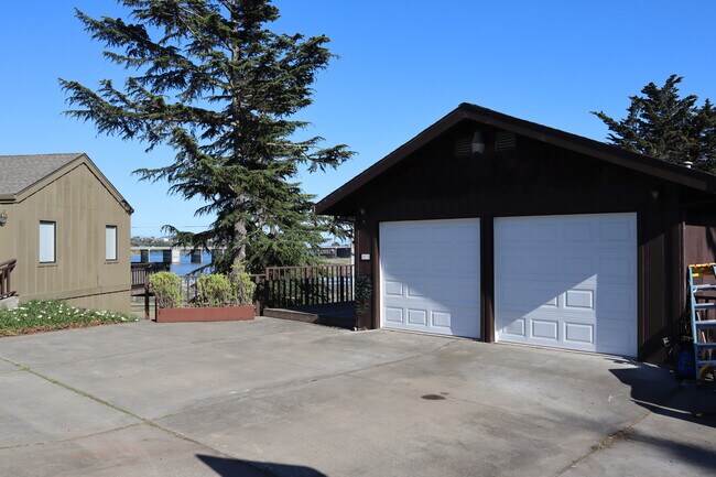 Building Photo - 203 Morning Sun Ave