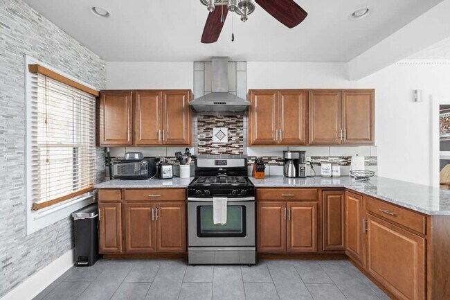 Foto del edificio - 4452 Carrollton Ave