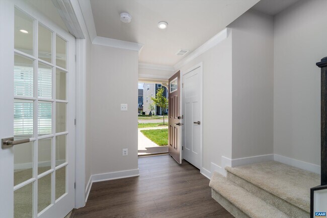 Building Photo - 2405 Crescent Wy