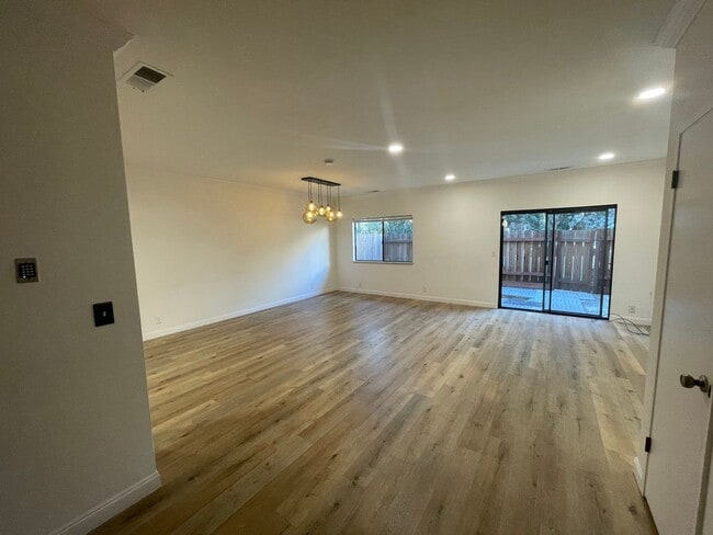Foto del edificio - Beautifully Updated 3-Bedroom Condo in Pri...