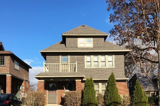 Charming bungalow - 5134 W Wells St
