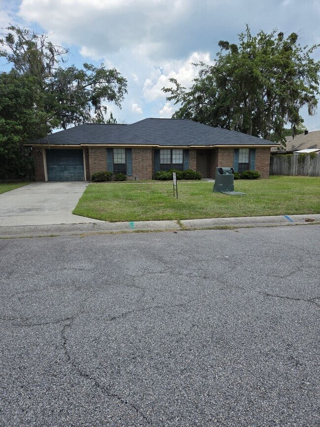 Foto del edificio - 3 Bedroom 2 bath fenced back yard in a quiet neighborhood!!