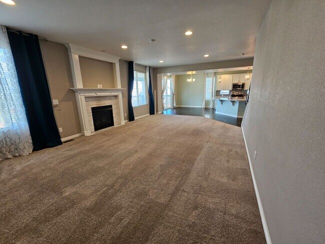 Building Photo - Beautiful 5 Bedroom, 3.5 Bath, 4 Car Garag...