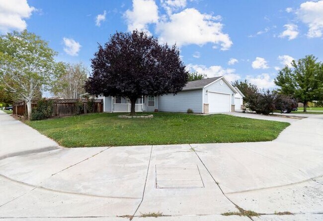 Building Photo - Wonderful 3 Bedroom Home with New Flooring and Paint