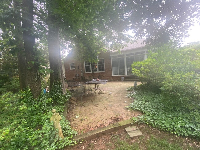Building Photo - Room in House on Woodvale Dr