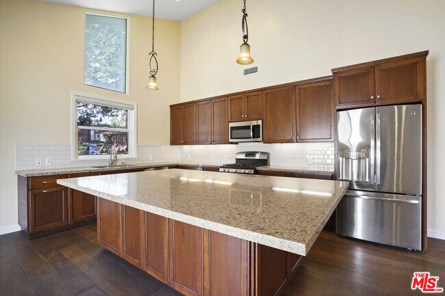 Foto del edificio - 29500 Heathercliff Rd