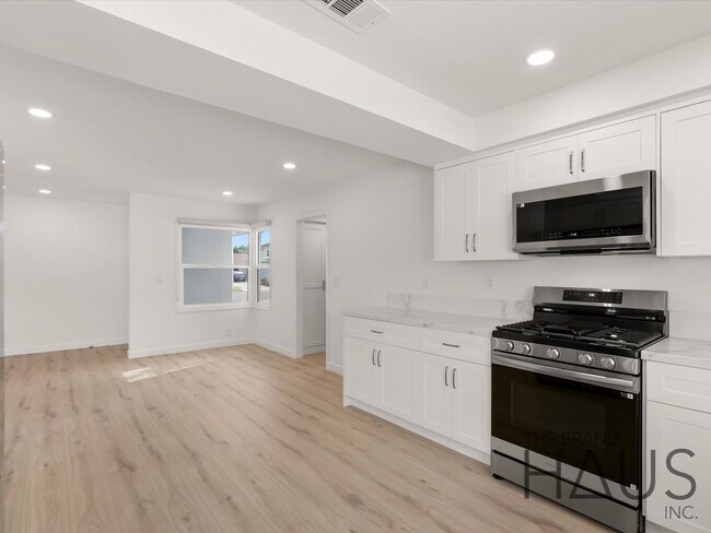 Foto del edificio - Two Primary Bedrooms, Pool, & Air Conditio...