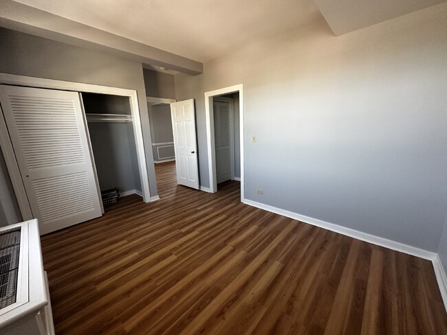 Building Photo - 1 Bed / 1 Bath Apartment off Walking Mall ...