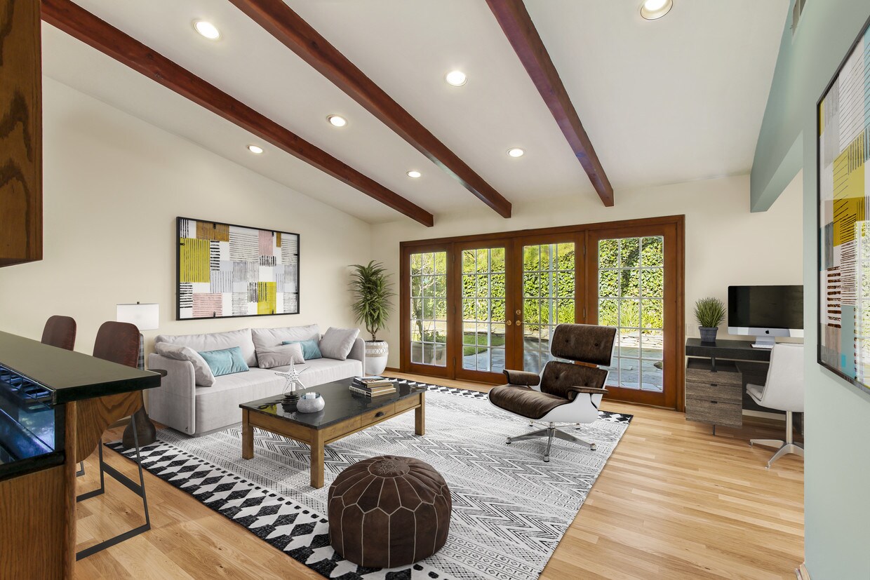 Sala de estar con techos altos fuera de la cocina - 6205 Frondosa Dr