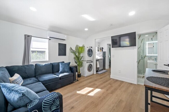 Foto del edificio - 328 NE 57th St