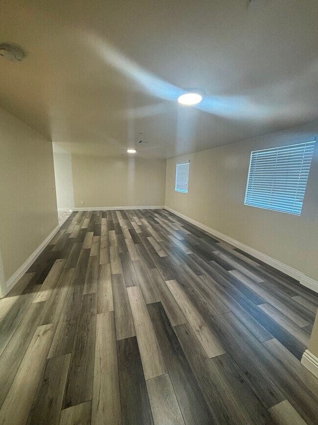 Foto del edificio - 1229 W Gage Ave