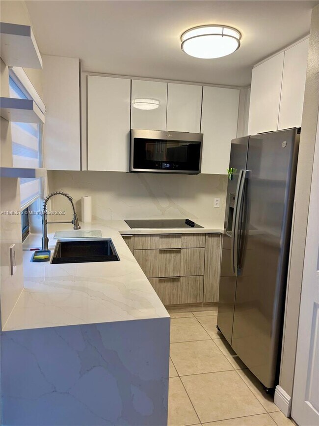 Foto del edificio - 6542 NW 171st St