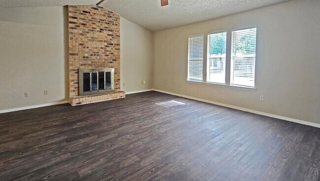Foto del edificio - 11904 Hardwood Trail