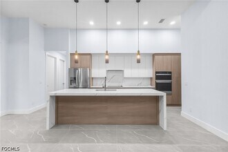 Building Photo - 142 SW 33rd Pl