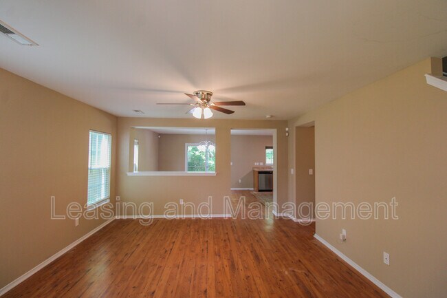 Foto del edificio - 8811 Kellum Dr