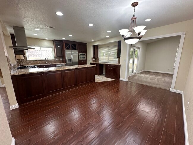 Dining area & kitchen looking into family room - 11008 Twin Pond Ter