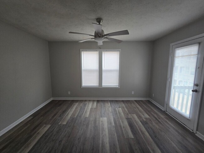 Building Photo - 6821 Willowbrook Dr