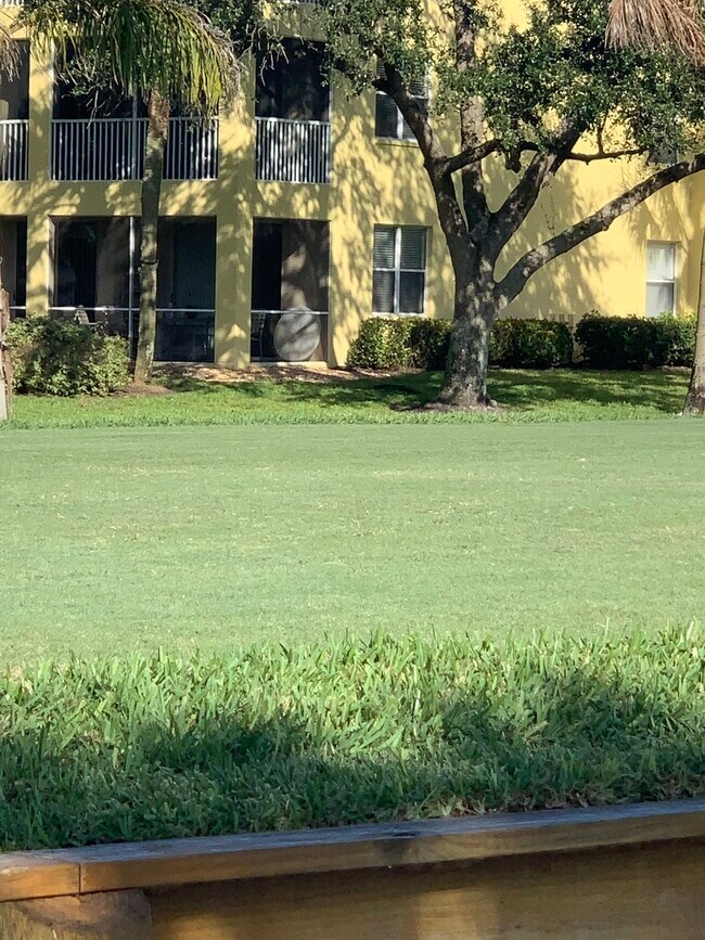 Foto del edificio - 9250 Highland Woods Blvd