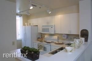 Building Photo - 1 br, 1 bath  - 701 S Rosemary Ave # F201