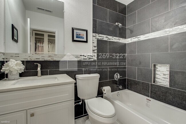 Foto del edificio - 3 br, 2 bath Duplex - 1207 88th Ave Unit 1...