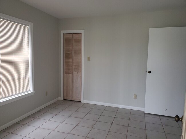 Foto del edificio - 2301 N Parkwood Dr