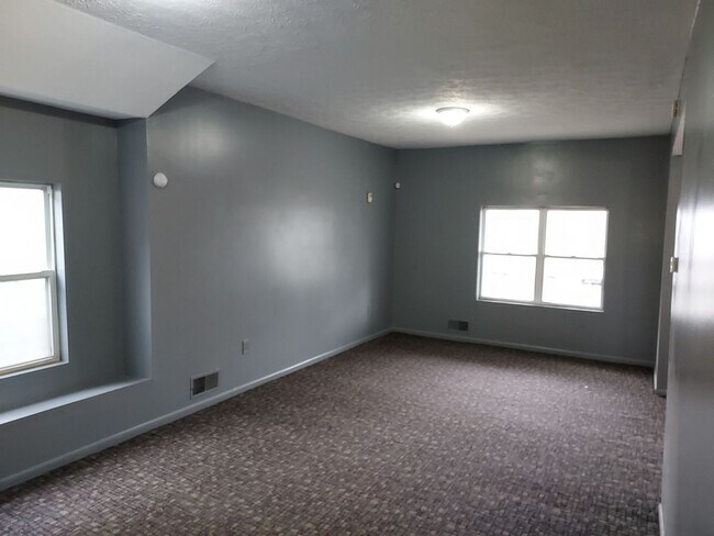 Building Photo - Spacious 3 Bed, 1.5 Bath House