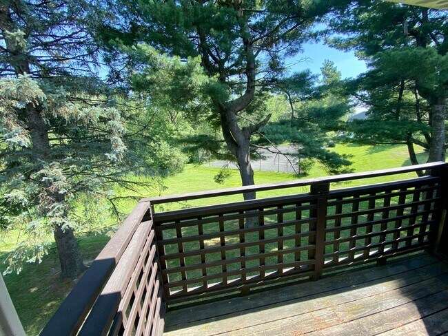 Building Photo - Bright & Remodeled 2BD/1BA 2nd Floor Quarr...