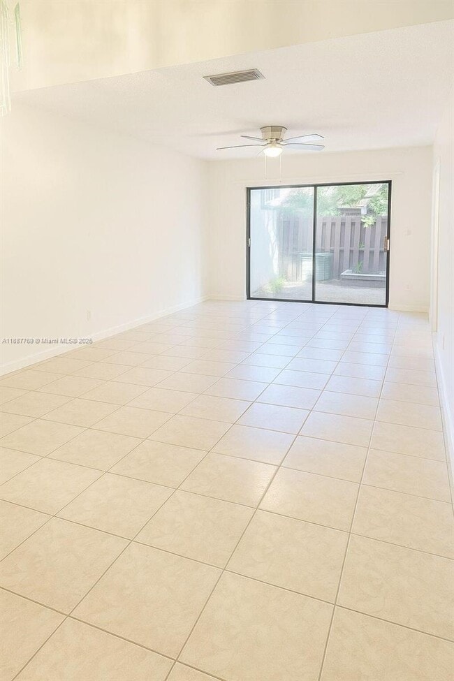 Foto del edificio - 6822 SW 39th St, 14G