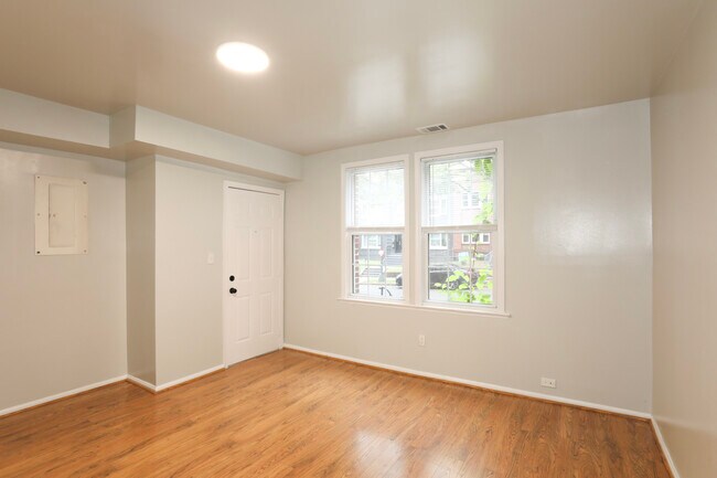Building Photo - 1305 Orren St NE