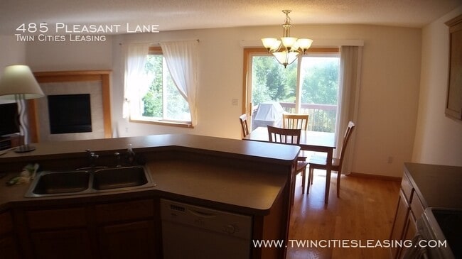 Building Photo - 3 Bedrooms on Top Floor with Private Maste...