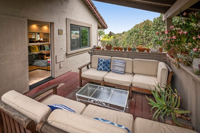 Building Photo - Beautiful end unit with charm and ease of ...