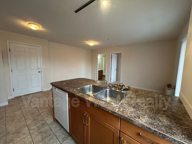 Photo du bâtiment - 598-598 Sutherland Ave