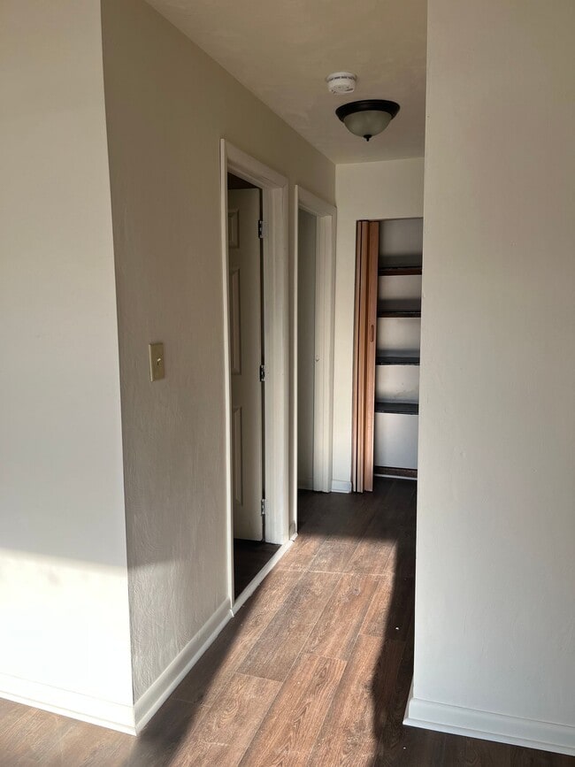 Building Photo - 2 Bedroom, 1 Bathroom Apartment