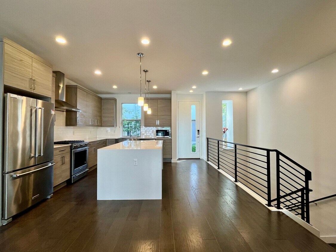 Primary Photo - Spacious 4 Bed / 3 Bath Home with Stunning...