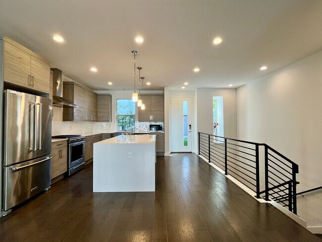 Building Photo - Spacious 4 Bed / 3 Bath Home with Stunning...