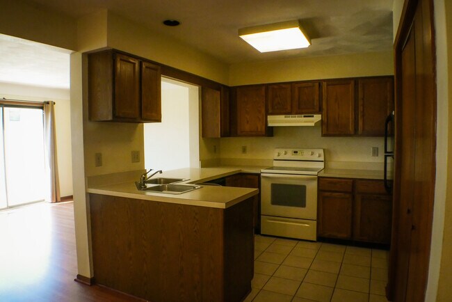 Kitchen - 3853 N Chalet Cir