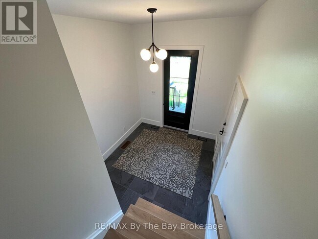 Building Photo - 14 Raintree Ct