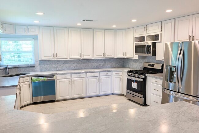 Foto del edificio - 9326 Willowview Ln