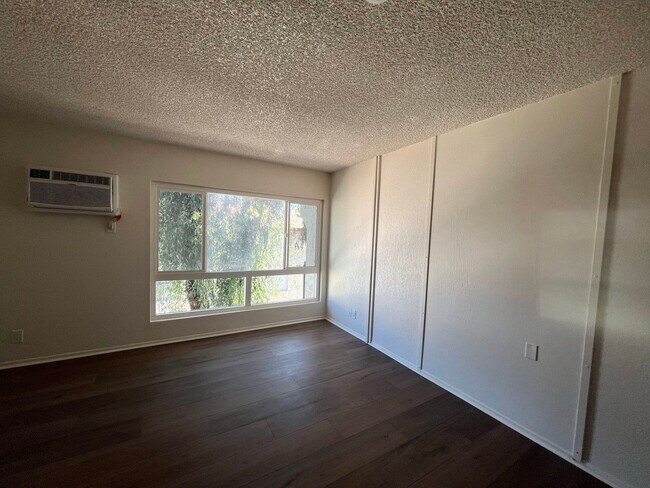 Foto del edificio - 9010 Tobias Ave