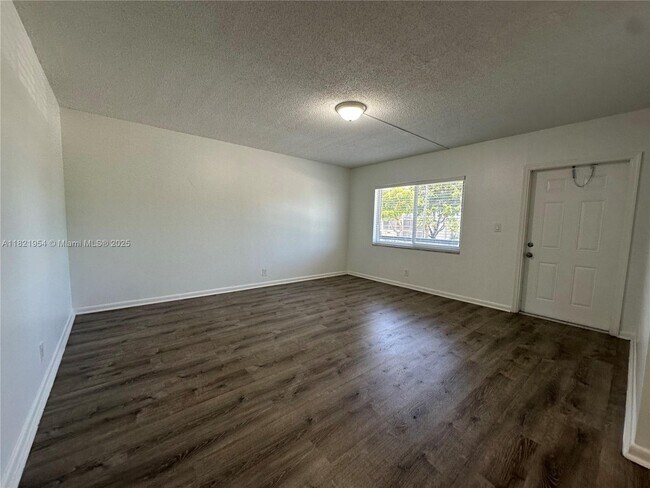 Foto del edificio - 1400 NE 56th St