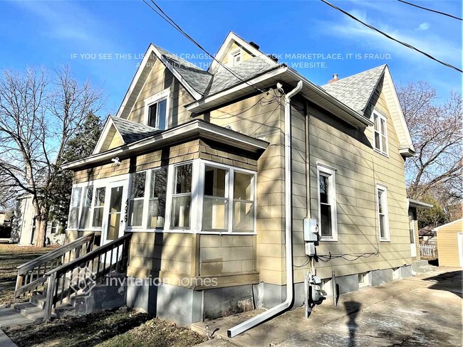 Building Photo - 496 Bay St