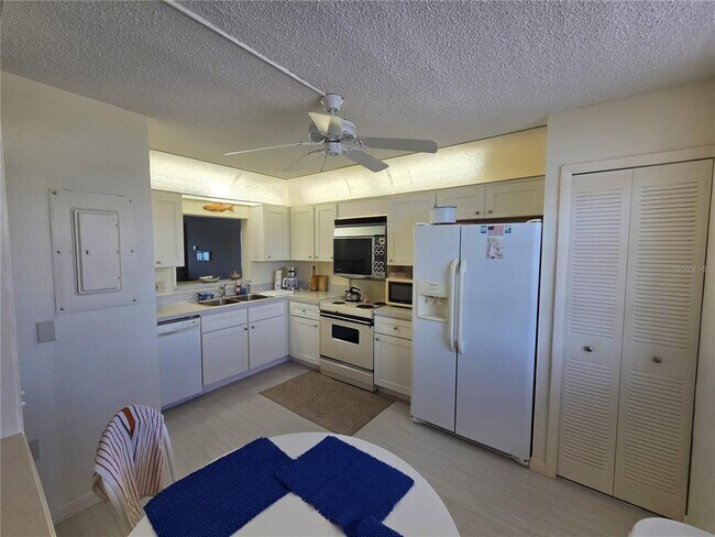 Foto del edificio - 7700 Sun Island Dr S