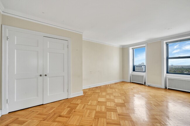 Building Photo - 2000 N Lincoln Park W
